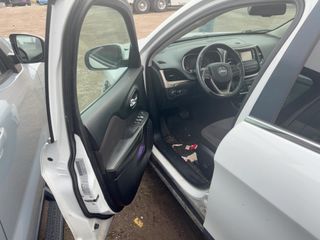 2017 Jeep Cherokee Latitude - Driver's Front Door Image